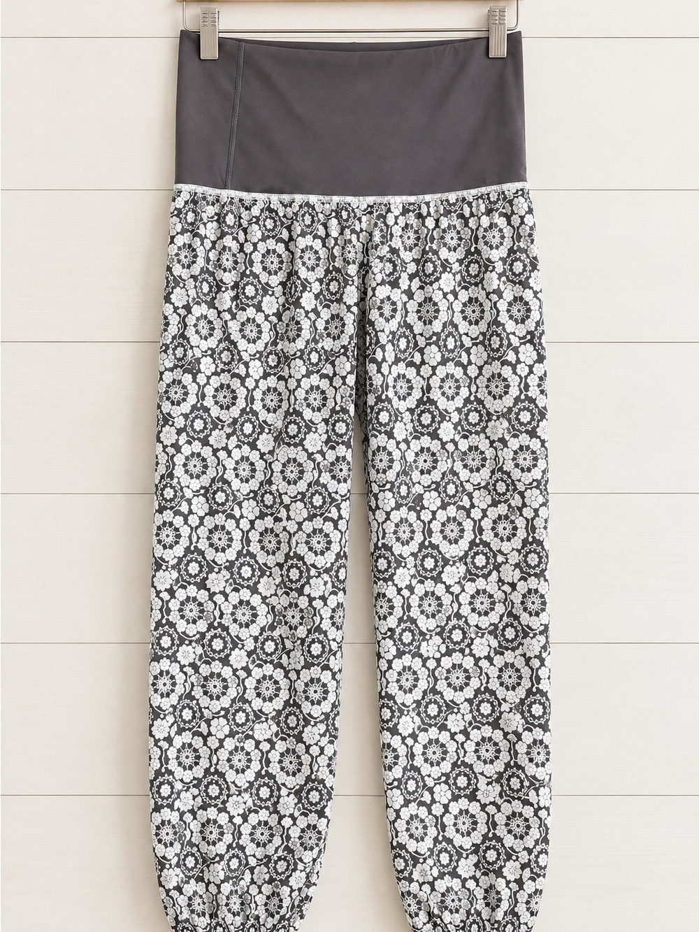 Lululemon Women’s Lightweight Floral Cropped Pants Size 10